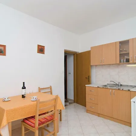 Apartment Bol 33